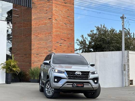TOYOTA HILUX SW4 2.8 D-4D TURBO DIESEL SRX 7L 4X4 AUTOMÁTICO TOYOTA HILUX SW4 2.8 D-4D TURBO DIESEL SRX 7L 4X4 AUTOMÁTICO